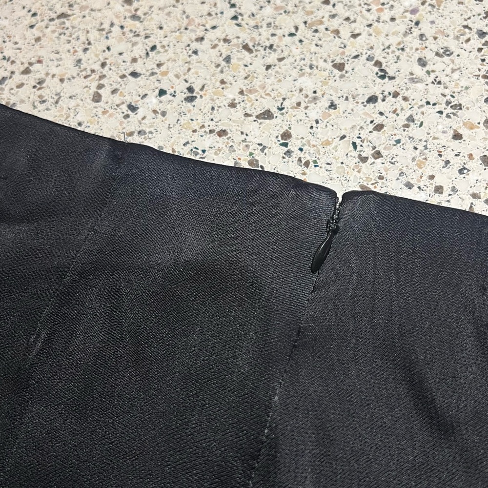Aritzia | Patio Satin Mini Skirt in Black - Size 6 - Picture 5 of 7